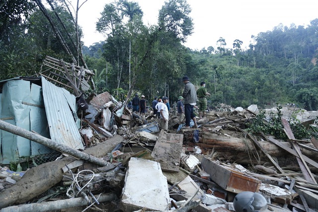 Hình ảnh hiện trường tàn khốc, toàn bộ xóm nghèo nơi chân núi này chỉ còn là đống gạch vụn và bùn đất 