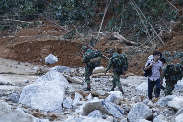 Một đơn vị công binh vừa đặt chân tới hiện trường, nhanh chóng thực thi nhiệm vụ