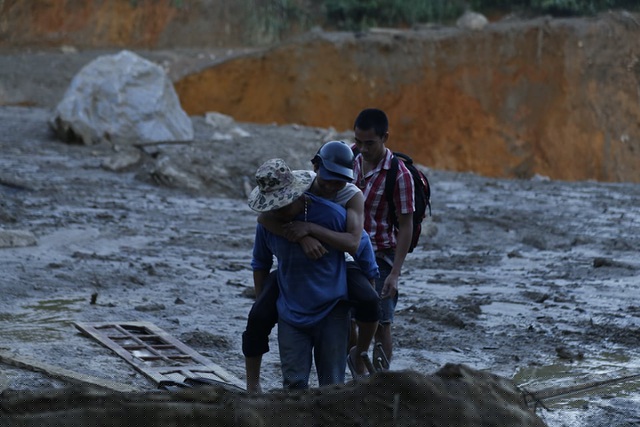 Người bị thương tiếp tục được đưa ra khỏi hiện trường