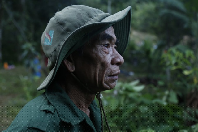 Ông Hồ Văn Đề, 86 tuổi đau xót, chờ đợi thông tin những người thân trong gia đình đang còn nằm dưới đống đổ nát 