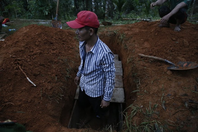 Nạn nhân tử vong là người bản địa được người thân chôn cách hiện trường vụ sạt lở khoảng 30m. Ngay bên cạnh đó, lực lượng cứu hộ vẫn nỗ lực tìm kiếm người mất tích.
