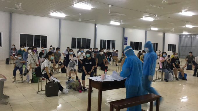 Lực lượng chức năng tỉnh Đồng Nai tiếp nhận, cách ly công dân về từ Australia, rạng sáng 30/10.