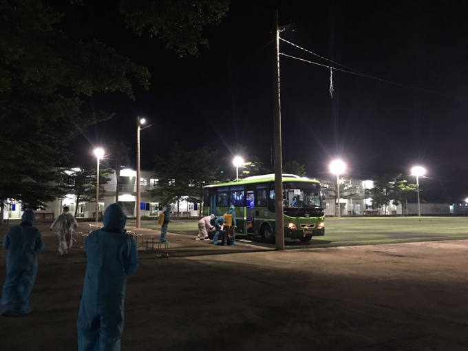 Đoàn xe trung chuyển 283 công dân về nơi cách ly tập trung tại Trường cao đẳng Cảnh sát nhân dân II, xã An Phước, huyện Long Thành, Đồng Nai