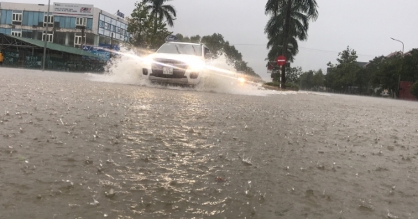 Nghệ An: Mưa lớn Thành Vinh chìm trong biển nước