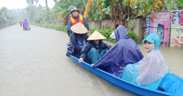 Hà Tĩnh: Công an vượt lũ đưa bệnh nhân ung thư đi cấp cứu
