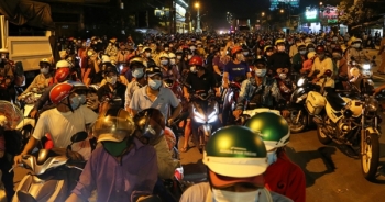 Hàng nghìn người về quê tự phát ở cửa ngõ TP HCM