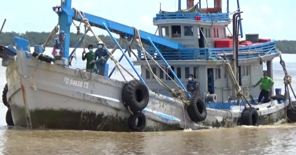 Bộ đội Biên phòng Sóc Trăng bắt tàu chở dầu không rõ nguồn gốc