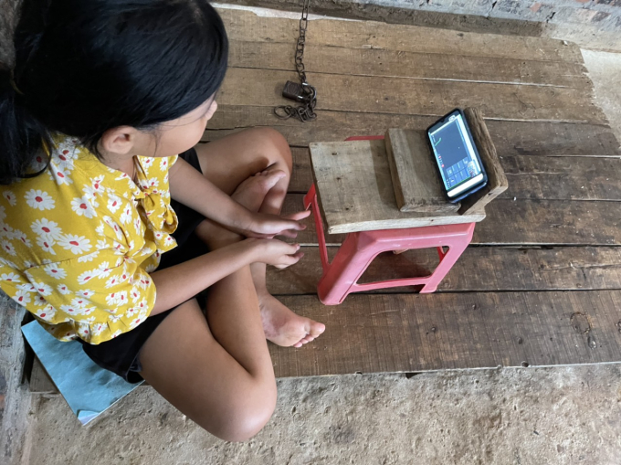 G&oacute;c học tập của c&aacute;c em gồm ghế l&agrave; những chiếc v&aacute;n gỗ gh&eacute;p v&agrave;o nhau. Sau đ&oacute;, c&aacute;c em k&ecirc; cao hơn so với mặt đất của nền nh&agrave;.