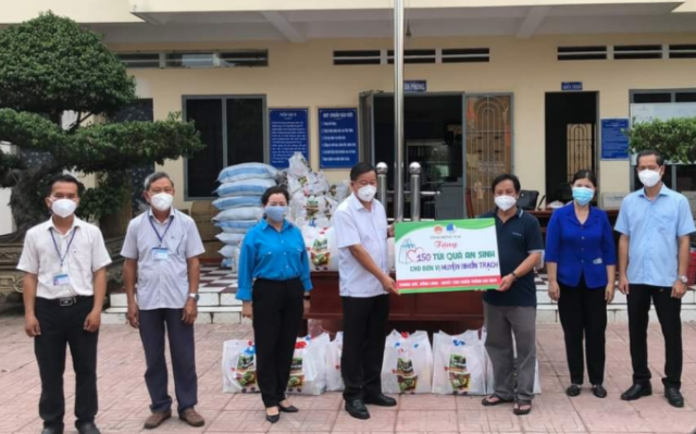 Đồng Nai tặng túi quà an sinh cho người dân vùng đỏ