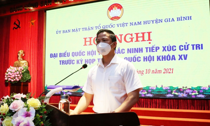 Phó Chủ tịch Thường trực UBND tỉnh Bắc Ninh Vương Quốc Tuấn làm rõ các vấn đề liên quan mà cử tri quan tâm về: Công tác đảm bảo nguồn lực phòng, chống dịch bệnh, kế hoạch tiêm vắc xin phòng Covid-19 cho người dân và các chính sách an sinh xã hội, hỗ trợ người dân, doanh nghiệp khắc phục khó khăn, vượt qua dịch bệnh.