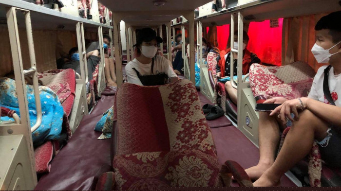 Nhiều hành khách trên xe khách