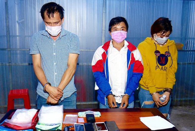 Các đối tượng mua bán trái phép ma túy bị Công an bắt giữ.