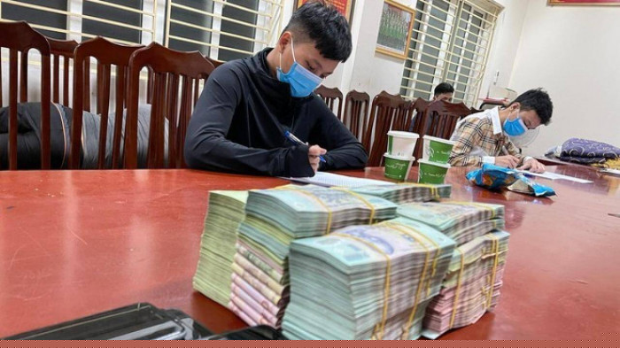 Các đối tượng và tang vật tại cơ quan công an