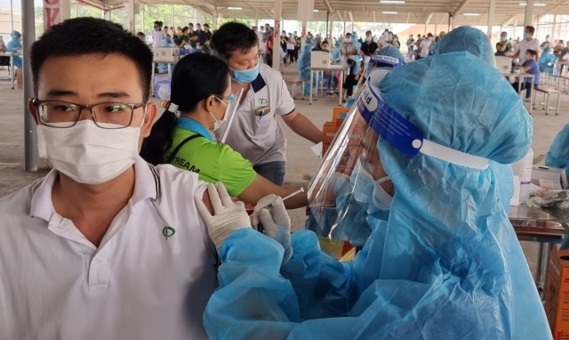 Đồng Nai: Tăng tốc phủ nhanh vắc-xin trong công nhân lao động