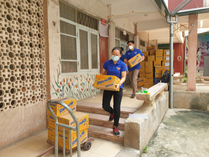 Tình nguyện viên tham gia tiếp nhận, bốc xếp hàng hóa, nhu yếu phẩm.