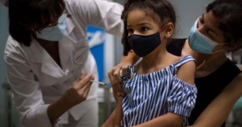 Vaccine cho trẻ em: Cả thế giới sốt ruột