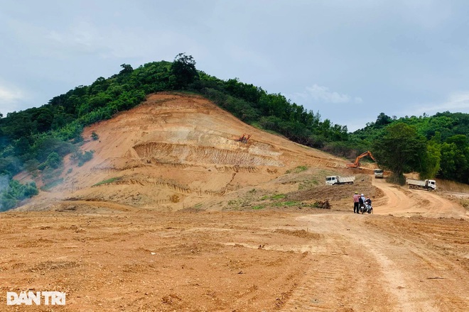 Dù chưa hoàn thiện thủ tục cần thiết, dự án vẫn được tiến hành thi công san mặt bằng, bạt một phần đồi (Ảnh: Thúy Diễm).