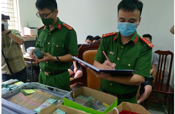Cơ quan c&ocirc;ng an kiểm đếm số tiền tang vật.