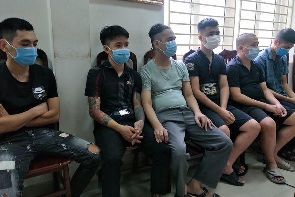 Nh&oacute;m đối tượng trong đường d&acirc;y đ&aacute;nh bạc bị bắt tại cơ quan c&ocirc;ng an.