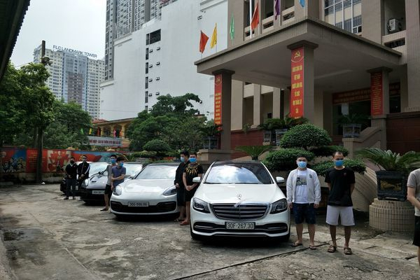 Nh&oacute;m đối tượng c&ugrave;ng nhiều xe tang vật bị c&ocirc;ng an bắt giữ.