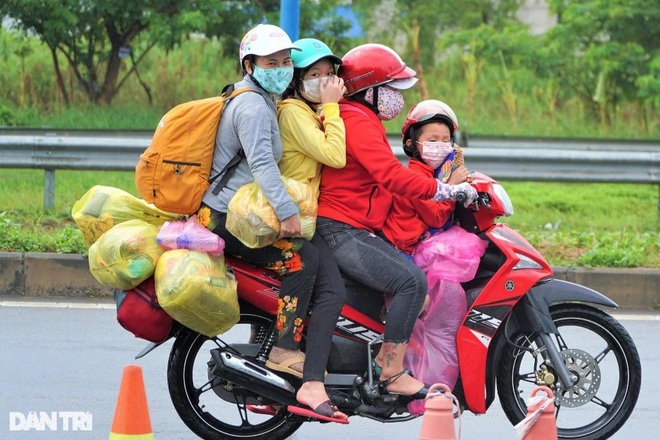 Những chiếc xe lỉnh kỉnh đồ đạc, đây là tất cả tài sản họ mang theo khi rời khỏi miền đất hứa vào địa phận Cần Thơ (Ảnh: Bảo Kỳ).