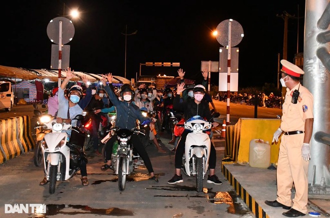 Người dân Trà Vinh vui mừng khi được quê nhà rộng cửa đón (Ảnh: Hồ Giang).