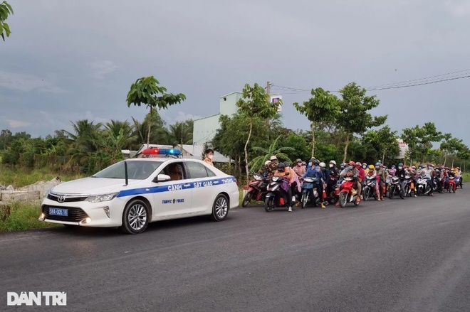 Dòng người hồi hương được cảnh sát Kiên Giang đón về khu cách ly của địa phương (Ảnh: Nguyễn Hành).