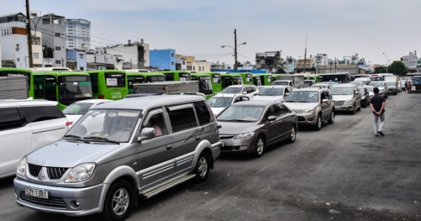 Đến từ sáng sớm, xếp hàng nửa ngày để đăng kiểm ôtô ở TP.HCM