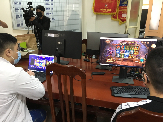 Một người muốn chơi được game bài sẽ phải nạp tiền để mua “SUM” của SUMVIP, mua “VUA” của VUACLUB (SUM, VUA là đơn vị tiền ảo quy đổi để sử dụng đánh bạc trong game) bằng các phương thức như nạp thẻ viễn thông; thanh toán ví điện tử (Viettel Pay, Momo).