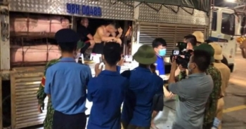 Quảng Ninh: Phát hiện 4 người trốn trong thùng xe chở lợn để thông chốt