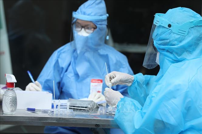 Xét nghiệm sàng lọc ca nhiễm SARS-CoV-2 trong cộng đồng. Ảnh: TTXVN