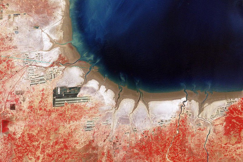 C&aacute;c đụn muối tr&ecirc;n bờ biển Bột Hải ở ph&iacute;a đ&ocirc;ng bắc của Trung Quốc khi nh&igrave;n từ vệ tinh. Ảnh: Nasa/Wikimedia Commons.