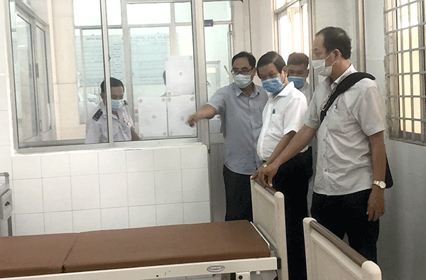 Lãnh đạo Cần Thơ kiểm tra điều kiện, cơ sơ vật chất của các khu cách ly. ảnh báo Cần Thơ.