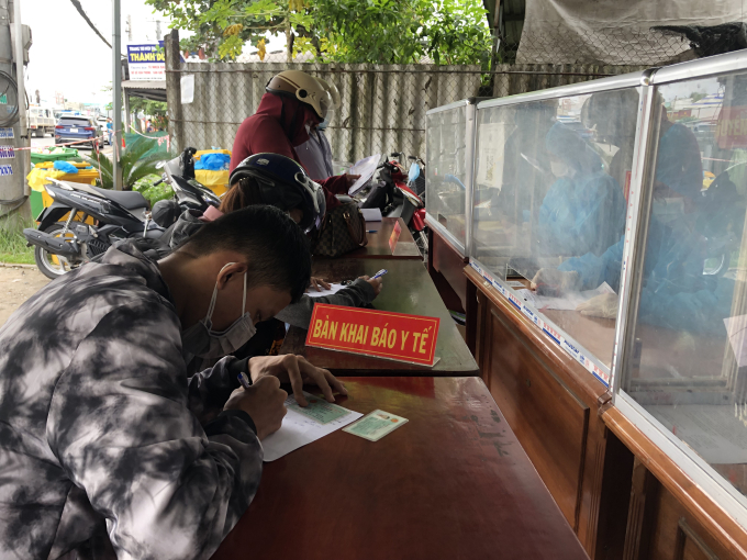 Người dân khai báo y tế tại các chốt kiểm soát dịch tại các cửa ngõ.