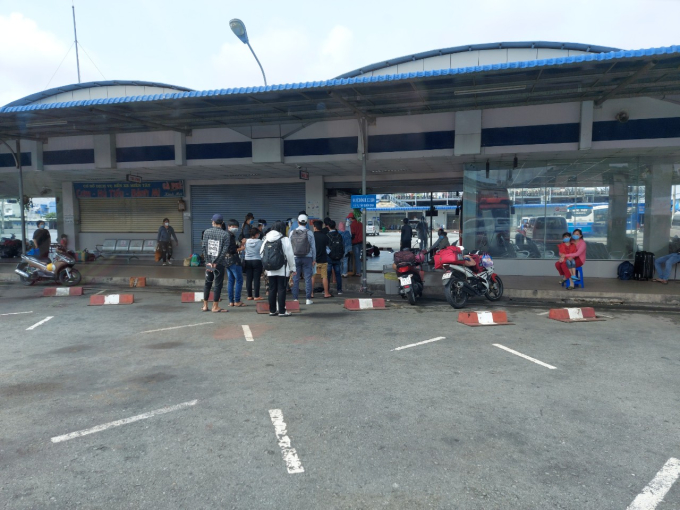 7.10- tap trung truoc BX phuong trang ve que