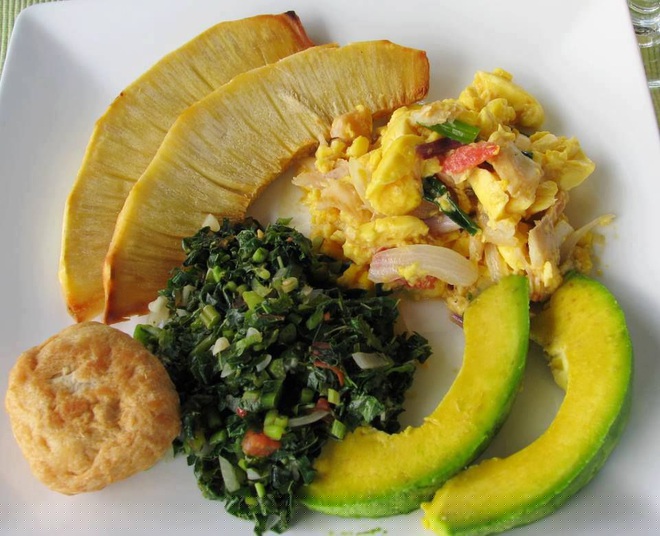 Sake nướng ăn kèm Ackee và cá muối, món ăn nổi tiếng của người Jamaica.