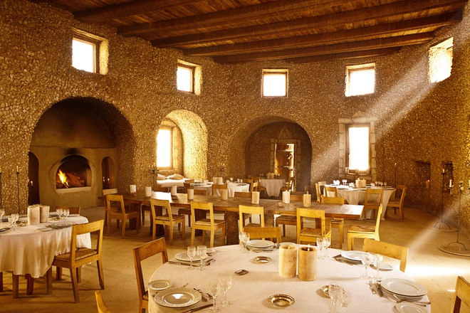 Khách sạn xây dựng hướng tới sự thư giãn trọn vẹn từ ánh nến đến đèn lồng, tạo nên bầu không khí lãng mạn. 