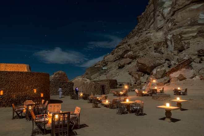 Điều tuyệt vời hơn nữa là khu nghỉ dưỡng được bao quanh bởi bảy hồ muối và những cây cọ khổng lồ. 