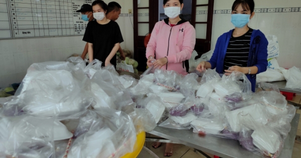 Những bữa cơm thắm đượm nghĩa tình quê hương