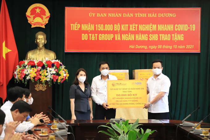 Đại diện Tập đoàn T&amp;amp;T Group và Ngân hàng SHB trao tặng 150.000 bộ kit xét nghiệm test nhanh COVID-19 cho lãnh đạo tỉnh Hải Dương.