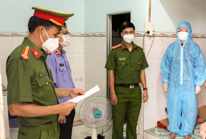 Công an đọc lệnh bắt Nguyễn Thị Thu Thảo. Ảnh: Công an cung cấp.