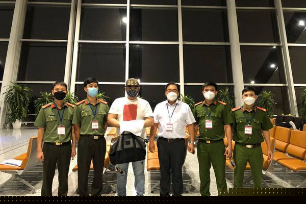 Công an Việt Nam bàn giao đối tượng cho Cảnh sát quốc Gia Hàn Quốc.