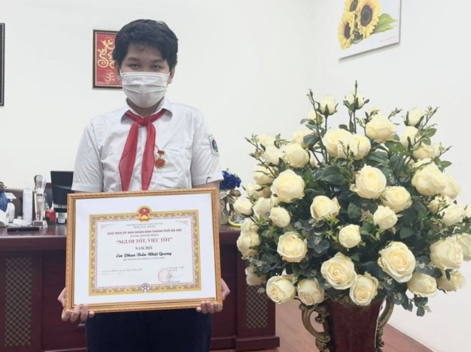 Em Phan Trần Nhật Quang, học sinh lớp 8H, Trường THCS Hoàn Kiếm được nhận danh hiệu