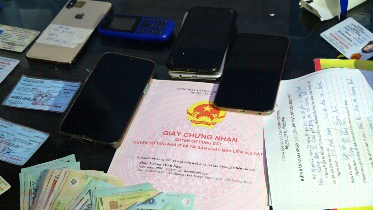 Nhiều t&agrave;i liệu, đồ vật c&oacute; li&ecirc;n quan đến h&agrave;nh vi cho vay nặng l&atilde;i của c&aacute;c đối tượng đ&atilde; bị lực lượng C&ocirc;ng an thu giữ.