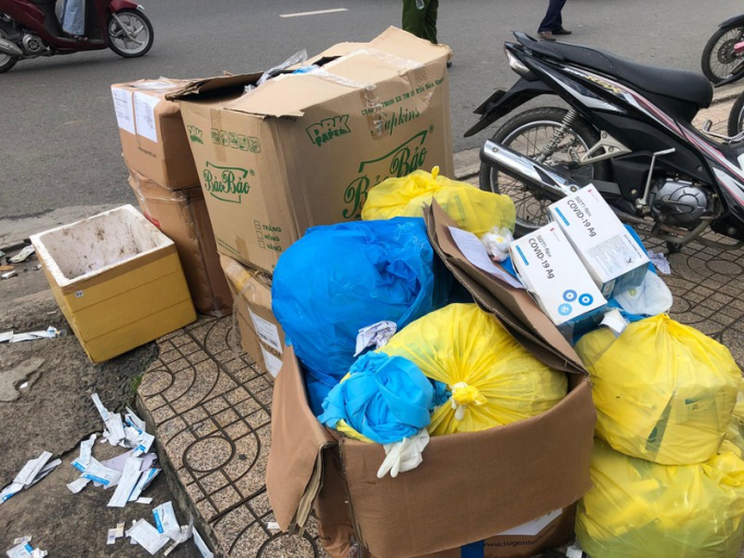 Đồ bảo hộ, găng tay y tế, khẩu trang được tập kết ngay cửa Phòng khám Đa khoa An Phúc Sài Gòn