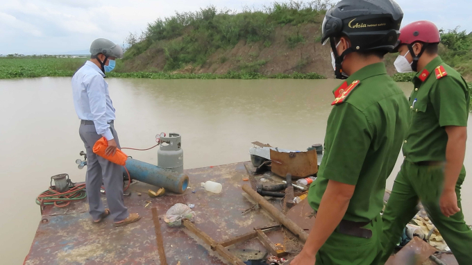 Lợi dụng việc cấp phép, nhiều tàu không phép đã lén lút bơm hút cát