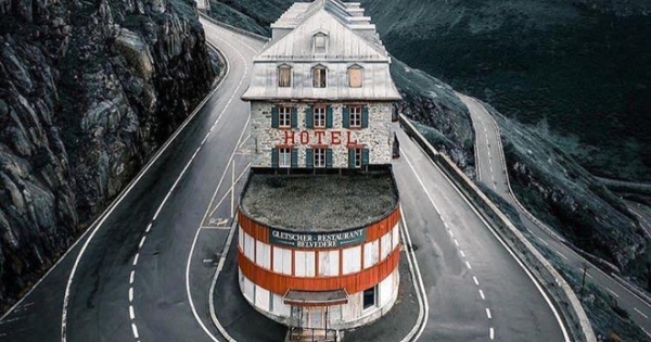 Nằm trên sườn đèo đẹp như tranh vẽ, khách sạn 4 mặt tiền vẫn bị bỏ hoang