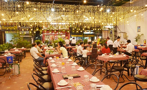 Hà Nội: Cho phép taxi, xe buýt, hàng quán được phép hoạt động trở lại