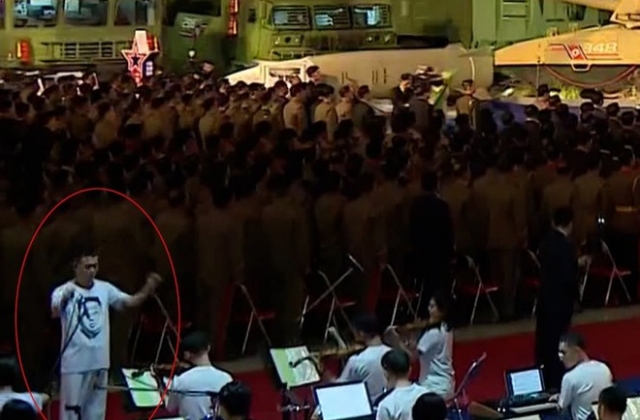 Chiếc áo đặc biệt lần đầu tiên xuất hiện công khai tại Triều Tiên