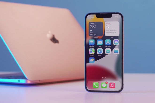 Ng&agrave;y 25/9, những chiếc iPhone 13 đầu ti&ecirc;n đ&atilde; được đưa về Việt Nam th&ocirc;ng qua con đường x&aacute;ch tay. Tuy nhi&ecirc;n, c&aacute;c cửa h&agrave;ng chỉ nhập về 3 phi&ecirc;n bản gồm iPhone 13, 13 Pro v&agrave; 13 Pro Max. Trong khi đ&oacute;, phải đến tận ng&agrave;y 13/10, mẫu iPhone 13 Mini mới được một đơn vị nhập về với mức gi&aacute; 20,5 triệu đồng.